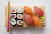 Макі суші і нігірі суші — стокове фото