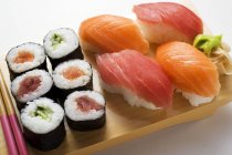 Макі суші і нігірі суші — стокове фото