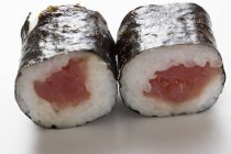Sushi de Maki com atum — Fotografia de Stock