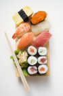 Sushi surtido en el tablero de sushi - foto de stock