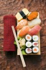 Sushi auf Sushi-Brett — Stockfoto