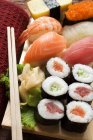 Sushi assortiti su tavola da sushi — Foto stock