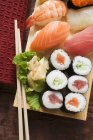 Sushi auf Sushi-Brett — Stockfoto