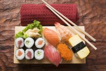 Sushi assortiti su tavola da sushi — Foto stock