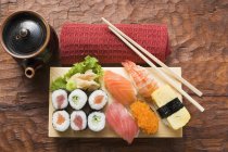 Ассорти суши на доске суши — стоковое фото