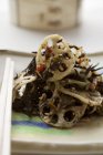 Салат из водорослей с корнями лотоса — стоковое фото
