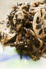 Салат з морськими водоростями з корінням лотоса та кунжутом — стокове фото