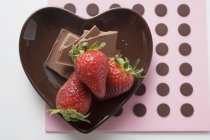 Plato con chocolate y fresas - foto de stock