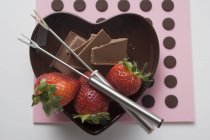 Plate with chocolate and strawberries — Stock Photo