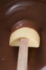 Vista de primer plano de chocolate derretido con cuchara de mezcla - foto de stock