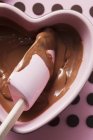 Vue rapprochée du chocolat fondu avec cuillère à mélanger — Photo de stock
