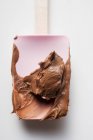 Вид крупным планом смешивания ложки с расплавленным шоколадом — стоковое фото