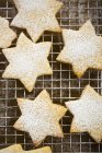 Печенье в форме звезды, посыпанное сахаром из глазури — стоковое фото