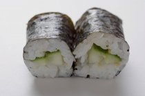 Sushi de Maki com pepino — Fotografia de Stock