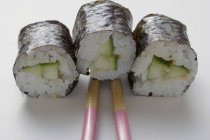 Sushi Maki con pepino - foto de stock