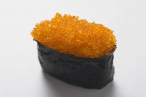 Гункан суши с тобико — стоковое фото