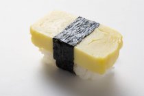 Sushi nigiri com omelete — Fotografia de Stock