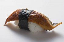 Nigiri sushi con caballa - foto de stock