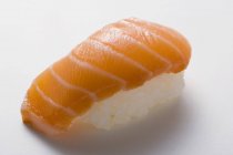 Nigiri Sushi com salmão — Fotografia de Stock