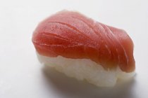 Sushi Nigiri con tonno — Foto stock