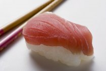 Sushi nigiri com atum — Fotografia de Stock