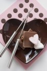 Tigela com pedaços de chocolate — Fotografia de Stock