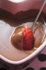 Fonduta di cioccolato con fragola — Foto stock