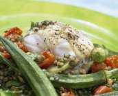 Mönchsfisch mit Okra und Gemüse — Stockfoto