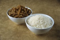 Trockene Vollkornnudeln und Reis — Stockfoto
