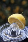 Citron avec presse-agrumes — Photo de stock