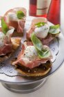 Crostini con prosciutto di Parma — Foto stock