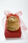 Kekse mit roter Schleife auf Geschenkbox — Stockfoto