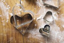 Cortadoras de galletas en forma de corazón - foto de stock