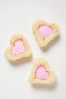 Galletas en forma de corazón con glaseado rosa - foto de stock