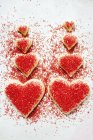 Печенье в форме сердца с красным сахаром — стоковое фото
