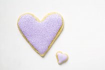 Bolachas em forma de coração de lilás — Fotografia de Stock