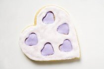 Heart-shaped biscuit — Stock Photo