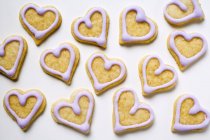 Biscoitos em forma de coração com cobertura lilás — Fotografia de Stock