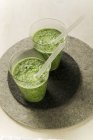 Травяные напитки в двух стаканах — стоковое фото