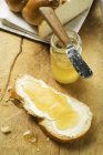 Хліб з маслом і медом — стокове фото