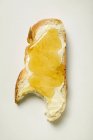 Кусок хлеба с маслом — стоковое фото