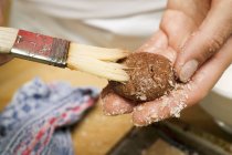 Человеческие руки Чистящие ореховое печенье — стоковое фото