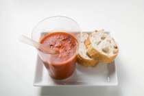 Glass of vegetable smoothie and white bread — Stock Photo