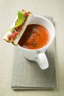 Creamed pepper soup in cup with crostini — Stock Photo