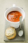 Sopa de crema de pimienta roja en taza - foto de stock