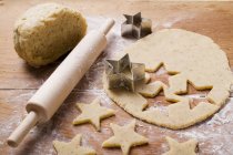 Cutting out star-shaped biscuits — Stock Photo