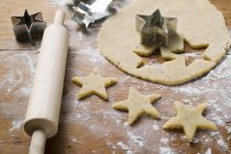 Cutting out star-shaped biscuits — Stock Photo