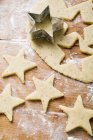 Ausschneiden sternförmiger Kekse — Stockfoto