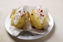 Patatas con crema agria y pimiento rojo - foto de stock