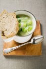 Листковий крем-суп з хлібом і ложкою — стокове фото